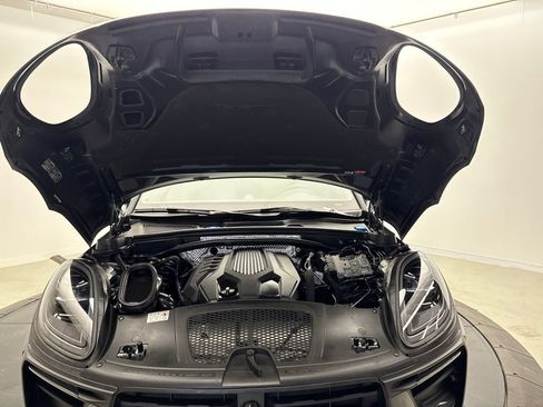 Certified 2024 Porsche Macan AWD/4WD image 13