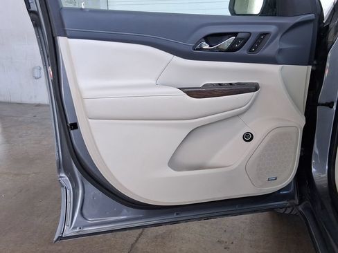 Used 2021 GMC Acadia Denali w/ Denali Technology Package FWD image 15