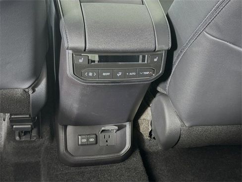 New 2025 Toyota Highlander Platinum image 15