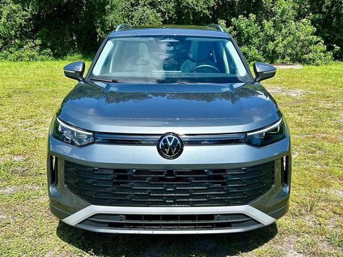 Certified 2025 Volkswagen Tiguan SE w/ Panoramic Sunroof Package AWD/4WD image 2