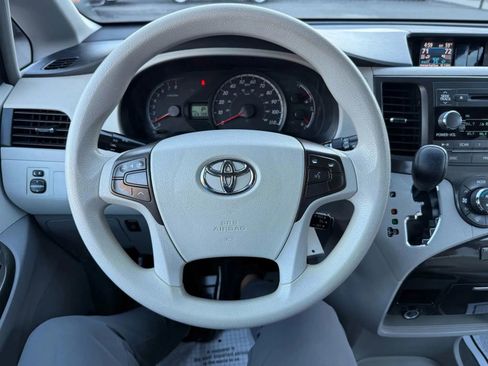 Used 2013 Toyota Sienna LE FWD image 31