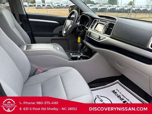 Used 2019 Toyota Highlander LE image 37