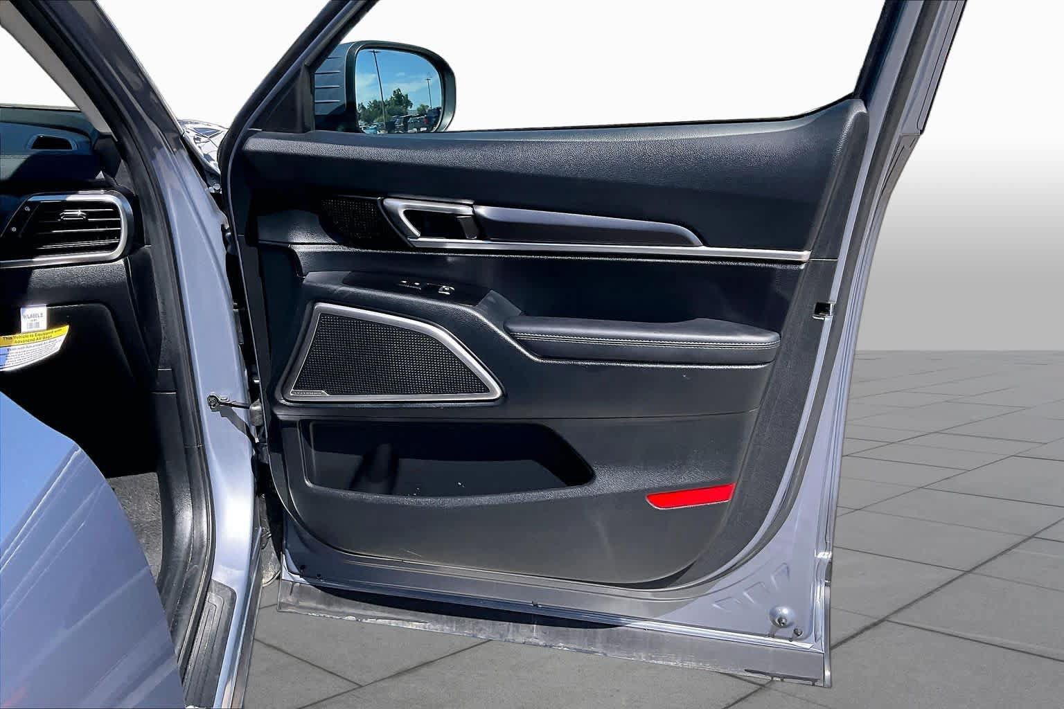 Used 2025 Kia Telluride LX FWD image 21