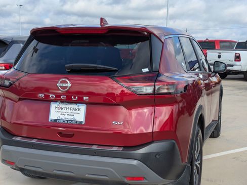 Used 2023 Nissan Rogue SV image 3