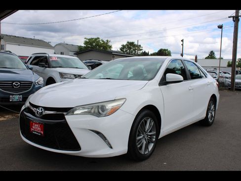Used 2015 Toyota Camry SE FWD image 1