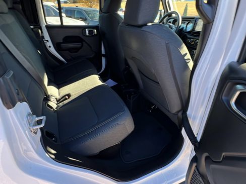 Used 2024 Jeep Gladiator Sport image 22