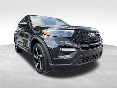 Used 2022 Ford Explorer Limited w/ Equipment Group 301A RWD image 3