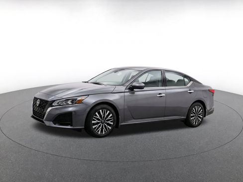 Used 2025 Nissan Altima 2.5 SV FWD image 3