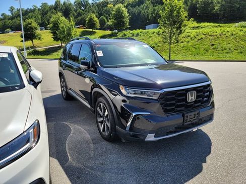 Used 2023 Honda Pilot Touring image 2