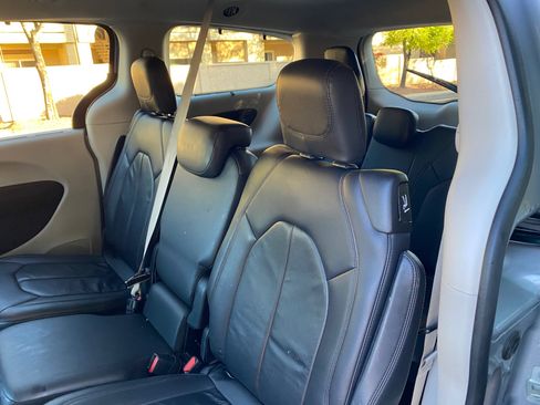 Used 2017 Chrysler Pacifica Touring-L image 27