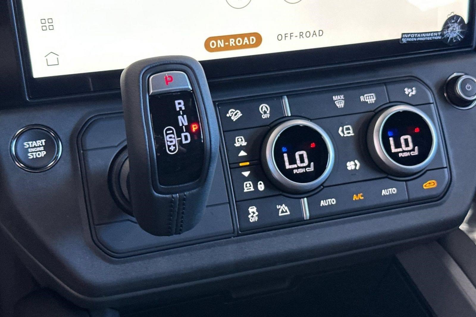 New 2026 Land Rover Defender 110 X-Dynamic SE AWD/4WD image 17