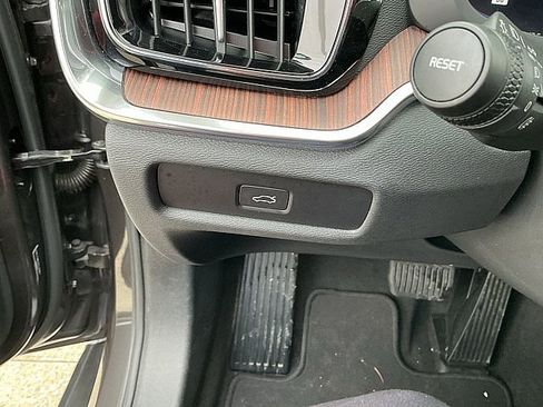 Certified 2025 Volvo V60 B5 Cross Country Plus image 22