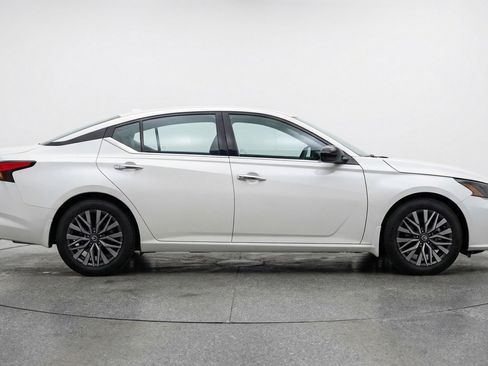 Used 2025 Nissan Altima 2.5 SV FWD image 11