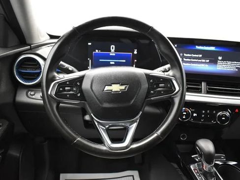 Used 2025 Chevrolet Trax LT w/ LT Convenience Package FWD image 20