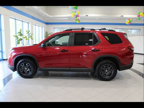 Certified 2025 Honda Pilot TrailSport image 8