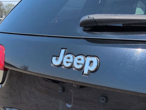 Used 2017 Jeep Grand Cherokee Laredo w/ Quick Order Package 23E AWD/4WD image 11