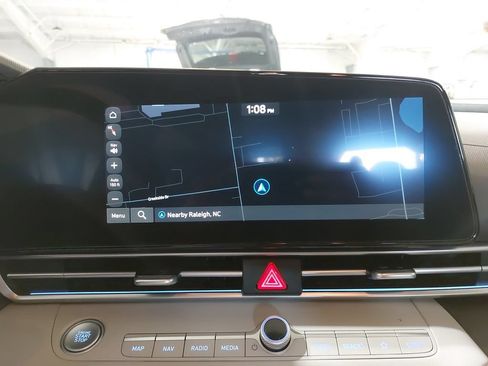 Certified 2025 Hyundai Elantra Limited FWD image 23