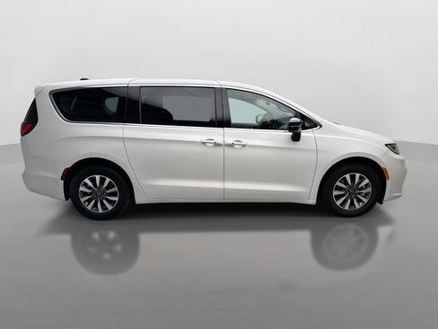 Used 2024 Chrysler Pacifica Limited FWD image 6