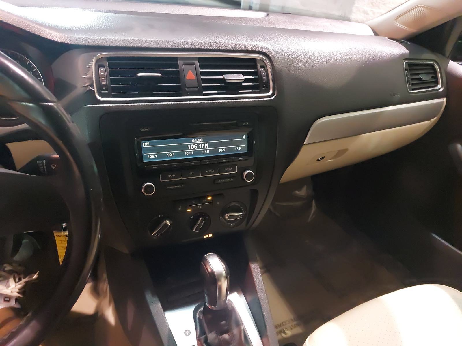 Used 2013 Volkswagen Jetta SE FWD image 19