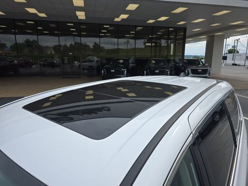 Used 2024 Chrysler Pacifica Limited FWD image 12