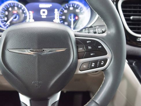 Used 2023 Chrysler Pacifica Touring-L FWD image 25