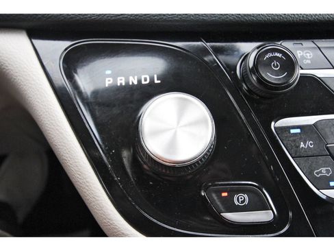 Used 2020 Chrysler Pacifica Limited w/ Advanced Safetytec Group FWD image 29