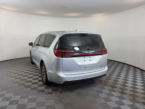 Used 2022 Chrysler Pacifica Limited image 9