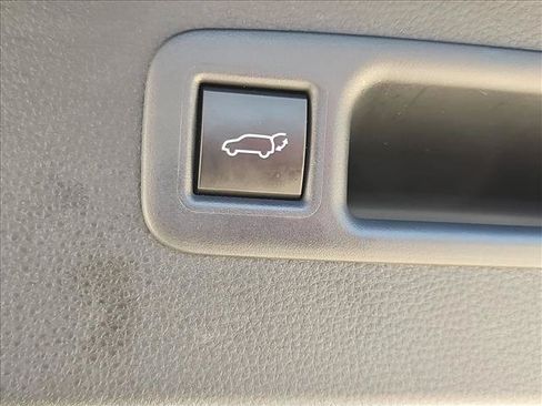 Used 2025 Toyota Highlander XLE FWD image 7