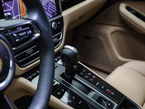 Certified 2025 Porsche Macan image 27