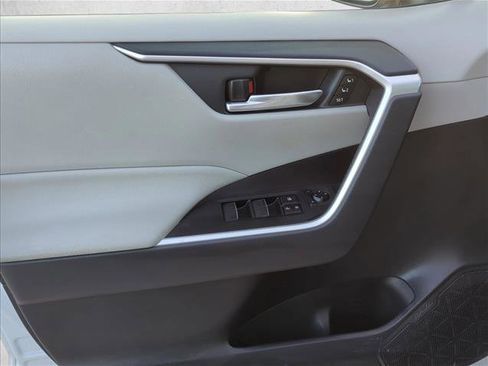 Used 2019 Toyota RAV4 XLE Premium image 7