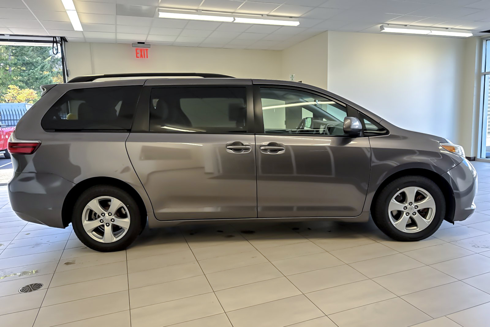 Used 2017 Toyota Sienna LE FWD image 3