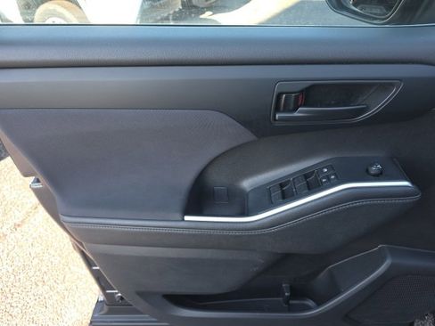 Used 2024 Toyota Highlander LE image 14