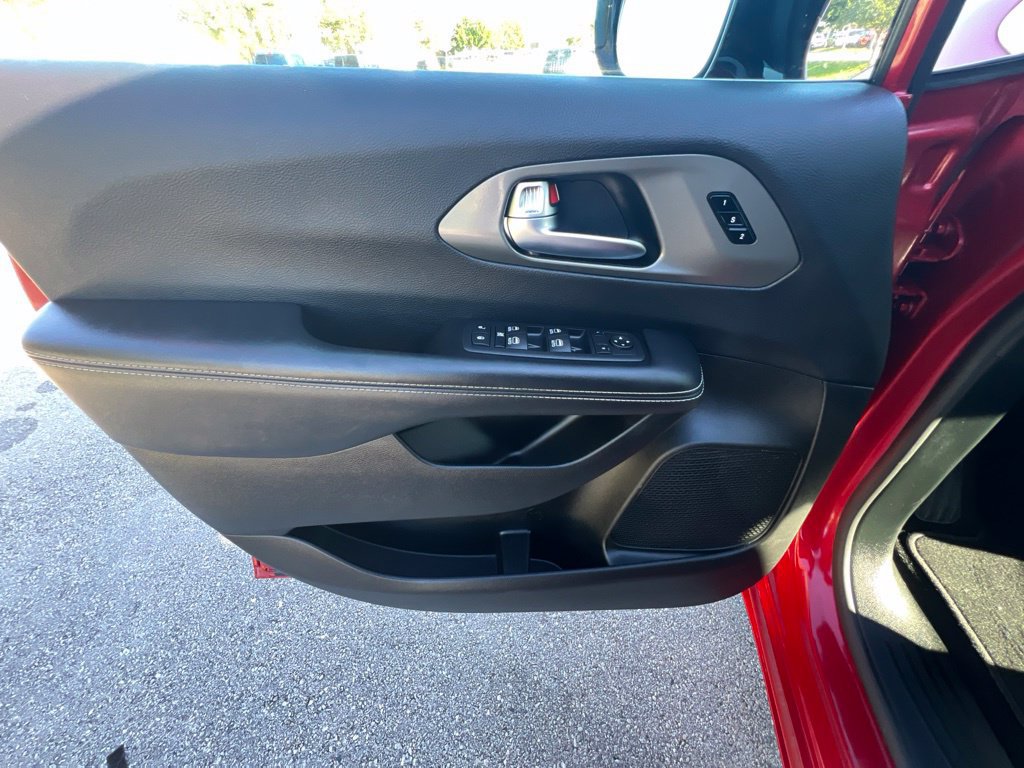 Used 2025 Chrysler Pacifica Select FWD image 30