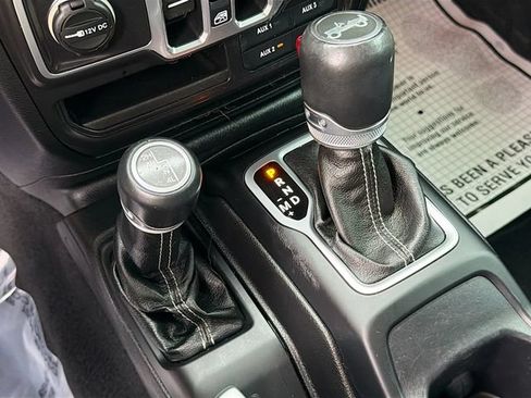 Used 2018 Jeep Wrangler Unlimited Sahara AWD/4WD image 17
