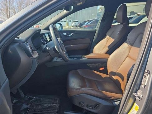 Used 2021 Volvo XC60 T5 Momentum w/ Premium Package image 9