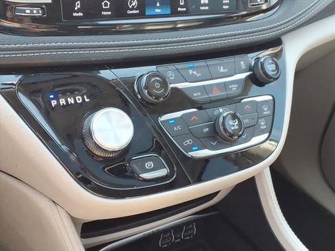 Used 2024 Chrysler Pacifica Limited image 25