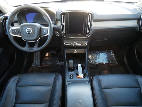 Used 2024 Volvo XC40 B5 Core image 10