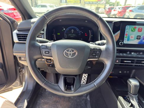 Used 2025 Toyota Camry SE FWD image 11