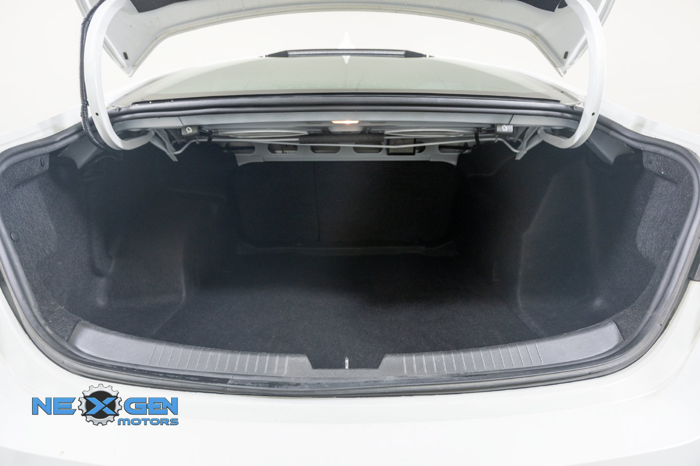 Used 2023 Chevrolet Malibu RS FWD image 35