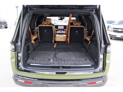 Used 2022 Jeep Grand Wagoneer Series III w/ Rear Seat Video Group 1 AWD/4WD image 29
