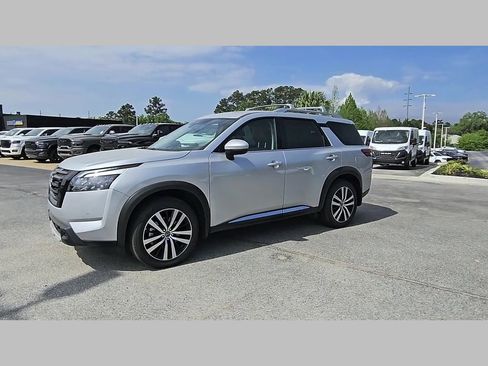 Used 2025 Nissan Pathfinder Platinum w/ Black Appearance Package FWD image 41