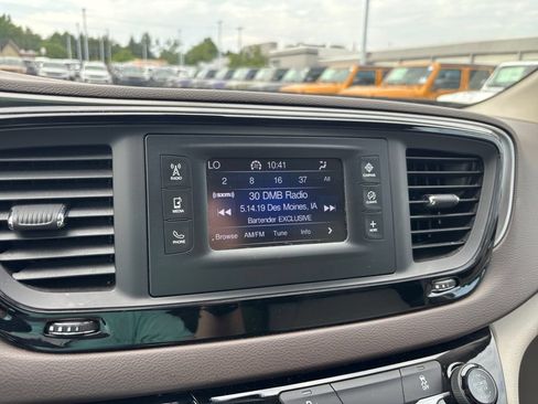 Used 2017 Chrysler Pacifica Touring-L FWD image 17