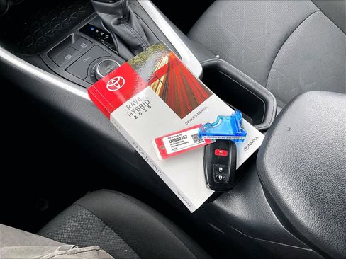 Used 2025 Toyota RAV4 XLE image 31