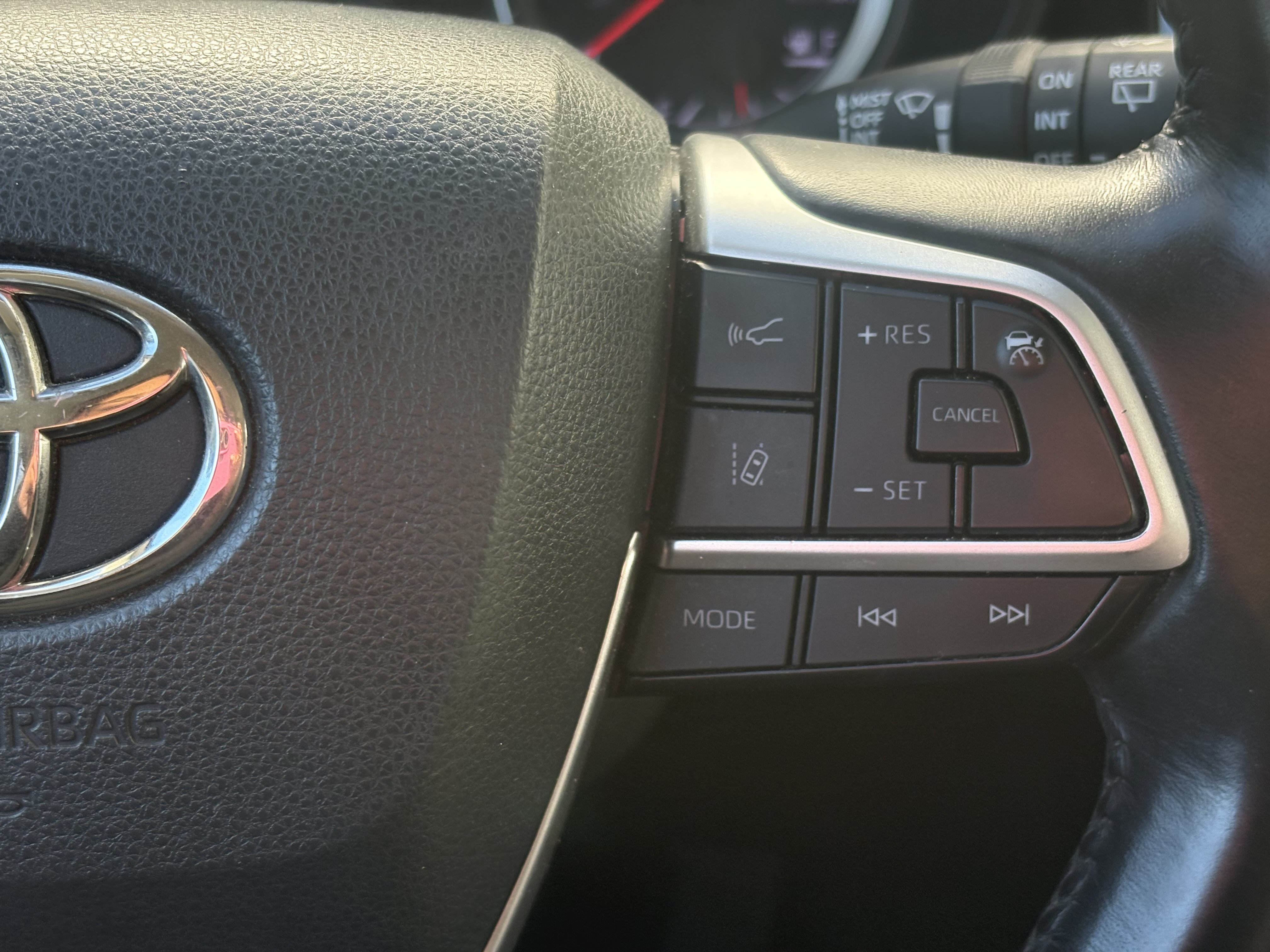 Used 2022 Toyota Highlander LE FWD image 17