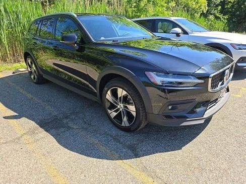 Used 2025 Volvo V60 B5 Cross Country Plus AWD/4WD image 3