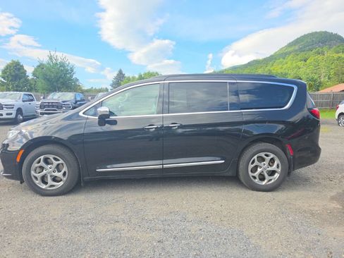 Used 2022 Chrysler Pacifica Limited AWD/4WD image 8