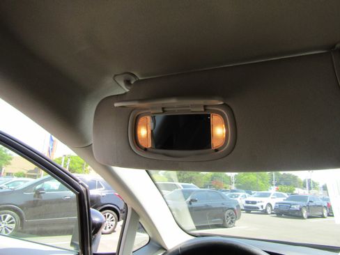 Used 2022 Chrysler Voyager LX image 22