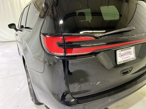 Used 2025 Chrysler Pacifica Limited image 10