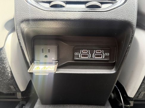 Used 2022 Jeep Grand Cherokee Overland w/ Luxury Tech Group IV AWD/4WD image 30