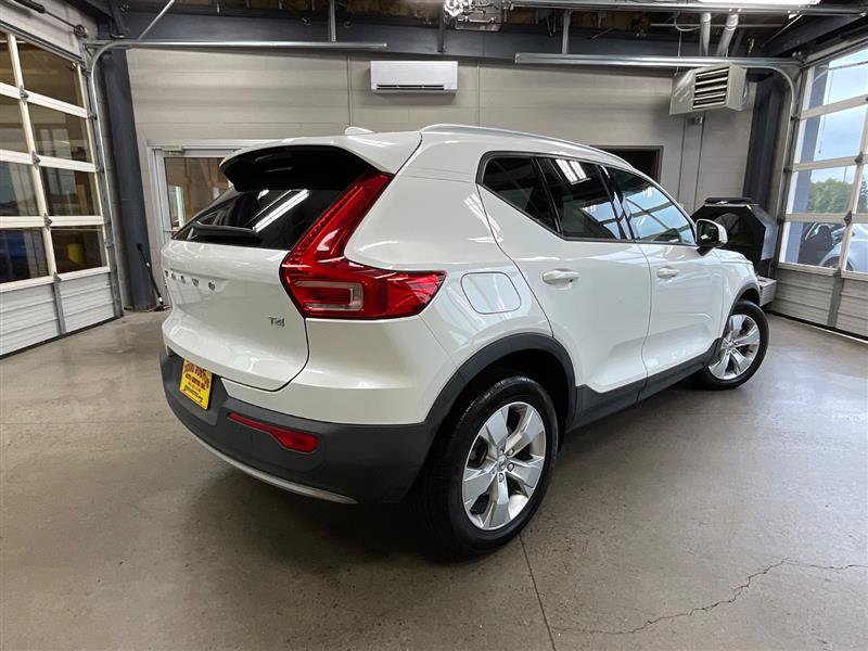 Used 2021 Volvo XC40 T4 Momentum FWD image 5